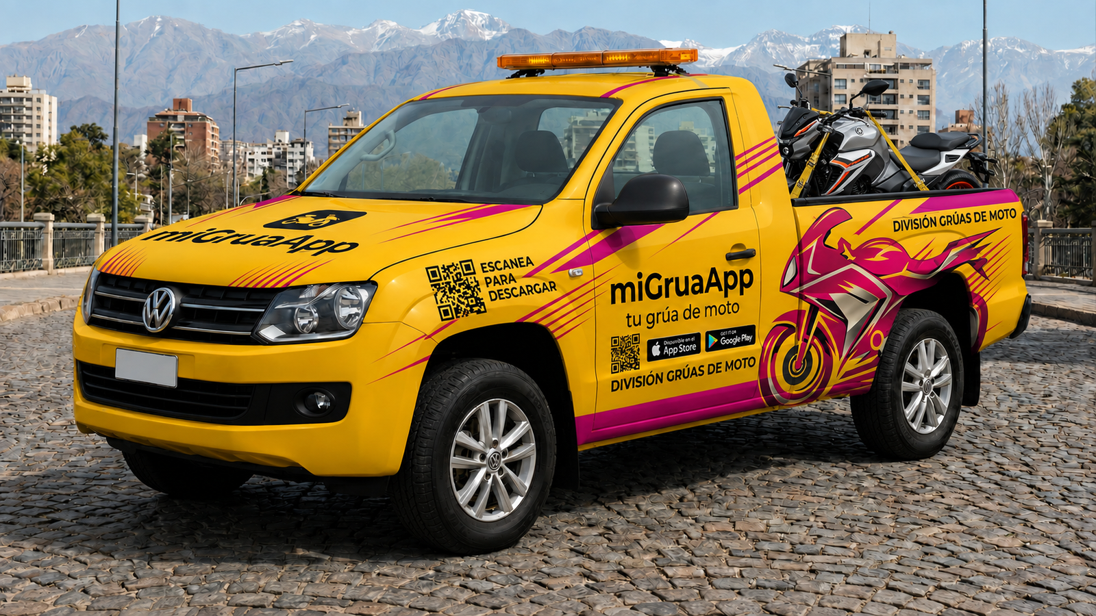 Camioneta MiGruaAPP trasladando una moto sujeta con eslingas frente a la cordillera de Mendoza