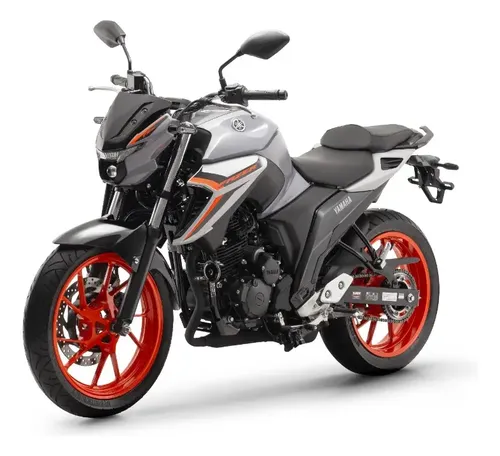 Moto gris con ruedas naranjas, premio del sorteo